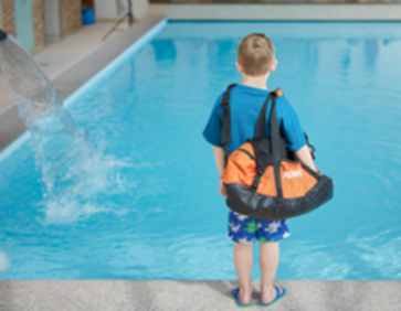 enfant avec sac de bain devant pool