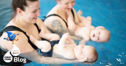 Eltern halten ihre Babys im Wasser während eines First-Flow-Babyschwimmkurses; Szene aus dem Blog von H2O Wasser erleben AG.