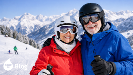 Verschneite Berglandschaft mit eine Senioren Ehepaar auf der Piste 