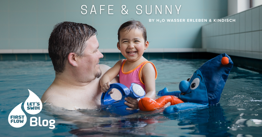 Kind mit Begleitperson im Wasser während eines Schwimmkurses