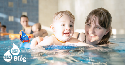 Baby im warmen Wasser beim First Flow Babyschwimmen – ruhige Atmosphäre und sichere Begleitung