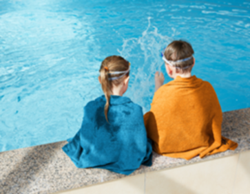 deux enfants avec serviette de bain orange bleu pool