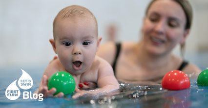 Lors des cours de natation pour bébés, le bébé découvre l'eau de manière ludique et acquiert de précieuses expériences motrices.